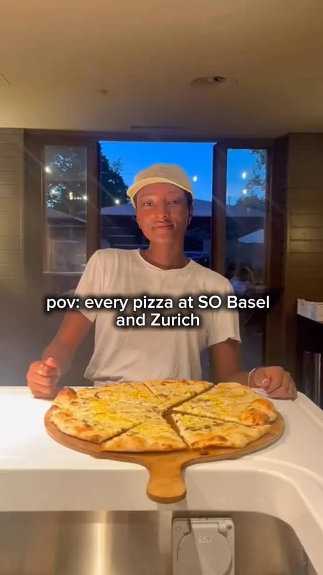 Frisch gebackene Pizza, serviert vom SO-Team