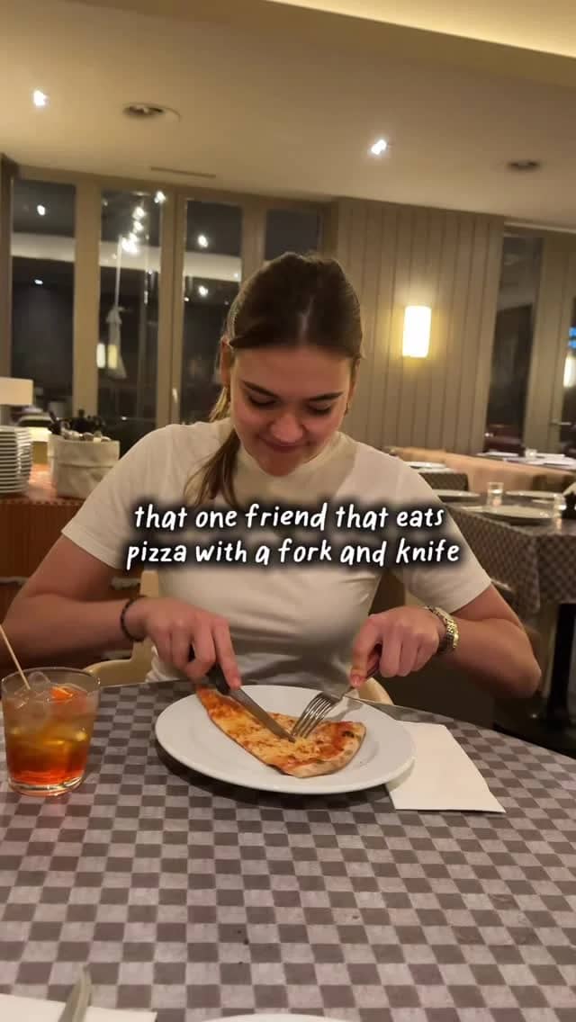 Gast geniesst ein Stück Pizza im SO Pizza