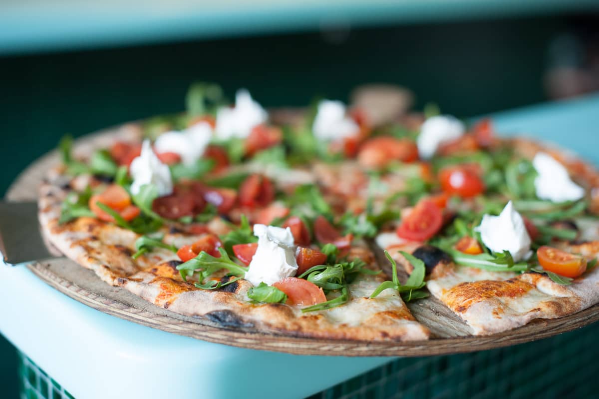 Frische 40-cm-Pizza direkt aus dem Ofen bei SO Pizza